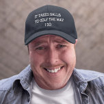Gorra Bordada Hombres divertidos se llevan bolas de golf como yo<br><div class="desc">Día del Padre,  cumpleaños o simplemente porque. "Se necesitan pelotas para jugar al golf como yo". Gorra gracioso para papá,  abuelo,  tío,  cambia de color y personalizar a tus necesidades.</div>