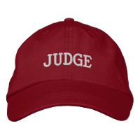 Juez con sombrero de béisbol