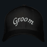 Gorra Bordada KRW Groom Script Black and White<br><div class="desc">El gorro blanco con bordado negro es un gorra Groom perfecto para la fiesta de soltero,  la luna de miel o en cualquier momento.</div>