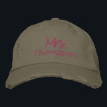 Gorra Bordada La futura novia personalizada será la señora guion<br><div class="desc">Celebra la futura novia con esta gorra de béisbol bordada personalizada, con "Mrs." en escritura rosa. Este elegante y divertido accesorio es perfecto para duchas de novias, fiestas de soltera o como un regalo para la futura novia. El diseño personalizado añade un toque personal, lo que hace que sea un...</div>