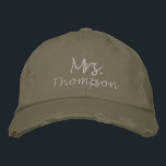 Gorra Bordada La futura novia personalizada será la señora guion<br><div class="desc">Celebra la futura novia con esta gorra de béisbol bordada personalizada, con "Mrs." en escritura rosa. Este elegante y divertido accesorio es perfecto para duchas de novias, fiestas de soltera o como un regalo para la futura novia. El diseño personalizado añade un toque personal, lo que hace que sea un...</div>