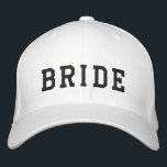 Gorra Bordada La novia | Bachelorette Negrita trendy<br><div class="desc">Bride diseño personalizado super lindo que puedes personalizar con el nombre de tu novia para tu soltera. El diseño presenta una fuente contemporánea de la universidad atlética acompañada de una tipografía manuscrita al revés en un estilo casual minimalista moderno con un sencillo bordado negro. Este diseño es fácil de personalizar...</div>