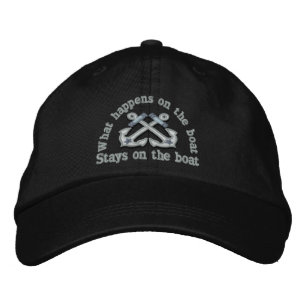 Gorra Bordada Lo que pasa en el barco ... cruzan anclas