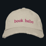 Gorra Bordada Los amantes de los libros favoritos Cita rosa<br><div class="desc">Muestra tu amor por los libros con estilo con este Personalizable "Book Babe" Embroidered Cap, con un diseño de moda y un audaz bordado rosa. Perfecto para los amantes de la lectura, lectores casuales o cualquier persona que quiera añadir un toque lúdico a su armario, este gorro combina confort y...</div>