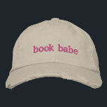Gorra Bordada Los amantes de los libros favoritos Cita rosa<br><div class="desc">Muestra tu amor por los libros con estilo con este Personalizable "Book Babe" Embroidered Cap, con un diseño de moda y un audaz bordado rosa. Perfecto para los amantes de la lectura, lectores casuales o cualquier persona que quiera añadir un toque lúdico a su armario, este gorro combina confort y...</div>