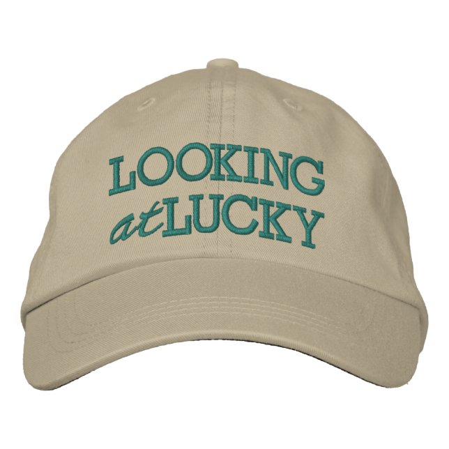 Gorra Bordada Mirando a Lucky (Anverso)