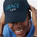Gorra Bordada Moderna tipografía azul Grace Life Monograma<br><div class="desc">Citas inspiradoras en la tipografía "Grace Life". Este moderno monograma de tipografía con gorra de béisbol es una excelente manera de expresar tu estilo personal y tu fe. ¡Genial para la graduación de ese tipo especial, regalos de boda para los padrinos, cumpleaños y muchas otras ocasiones! Personalízalo con las iniciales...</div>
