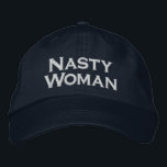 Gorra Bordada Mujer desagradable, texto blanco en negrita sobre<br><div class="desc">Muestra con orgullo tu actitud feminista rebelde usando una gorra de béisbol con las palabras "Mujer desagradable" bordadas en negrita en blanco sobre un fondo azul marino. Los gorras están disponibles en otros colores de la barra lateral. Para ver el diseño de Nasty Woman en otros artículos, haga clic en...</div>