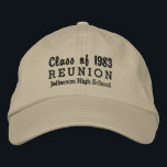 Gorra Bordada Nombre de la escuela de la clase de sindicatos de<br><div class="desc">Celebra tu reunión de secundaria con este genial gorra de béisbol personalizado que dice "Clase de Reunión 19XX" y tu nombre escolar. Cambie fácilmente el texto y el color gorra para que coincidan con los colores de la escuela. Hace un gran placer para toda tu clase.</div>