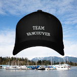 Gorra Bordada Nombre del equipo<br><div class="desc">Gorra de béisbol con nombre de ciudad, ciudad, país o cualquier palabra. Este gorro de béisbol se muestra en negro con bordado blanco. Para personalizar simplemente inserte el nombre de la ciudad, o cualquier otra palabra en nuestra plantilla sencilla, reemplazando la palabra Vancouver. Hay colores adicionales disponibles.</div>