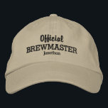 Gorra Bordada Nombre personalizado de Brewmaster oficial diverti<br><div class="desc">¡El gorra perfecto para quien ame la cerveza! Esta graciosa gorra estilo béisbol incluye las palabras "Official Brewmaster" (cambiar a beer taster, cervecería, etc.) y su nombre personalizado a continuación (o reemplácelo por su texto). Cambie fácilmente el color del texto y el tapón. Ya sea que estés preparando tu propia...</div>
