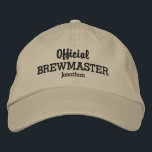 Gorra Bordada Nombre personalizado de Brewmaster oficial diverti<br><div class="desc">¡El gorra perfecto para quien ame la cerveza! Esta graciosa gorra estilo béisbol incluye las palabras "Official Brewmaster" (cambiar a beer taster, cervecería, etc.) y su nombre personalizado a continuación (o reemplácelo por su texto). Cambie fácilmente el color del texto y el tapón. Ya sea que estés preparando tu propia...</div>