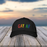 Gorra Bordada Orgullo gay arcoiris<br><div class="desc">Levántate para el mes del orgullo con esta graciosa gorra bordada con "GAY AF" en negrita con letras de arcoiris.</div>