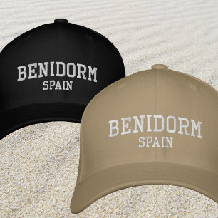 Gorra Bordada outfit de vacaciones en la playa Benidorm España