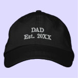 Gorra Bordada "Papá Est. AÑO" Guay Minimalista moderno simple<br><div class="desc">Este gorra genial es para tu padre genial. "Papá Est. 20XX" dice el texto bordado, en tipografía audaz y moderna. Personalizar con año de nacimiento del primer hijo para conmemorar la fecha especial en que se convirtió en padre. Un aspecto simple y atemporal. Un gran regalo para tu papá único...</div>