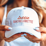 Gorra Bordada Partido Bridal de Bachelorette Rosa y Roja<br><div class="desc">Nombre rojo del guión con una descripción rosada de "Bachelorette" bordado gorro de sombrero de béisbol.</div>