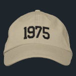 Gorra Bordada Personalizado Año de nacimiento 50 regalo de cumpl<br><div class="desc">Celebra un hito de estilo con esta gorra de béisbol bordada personalizada con tu año de nacimiento! Perfecto para un cumpleaños número 50, este gorro es un regalo único y atento para cualquiera que pase el gran 5-0. Añada su año de nacimiento o texto personalizado para crear un conservador único....</div>