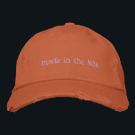 Gorra Bordada Personalizado Año Decenio Nacido Cumpleaños Cita 8<br><div class="desc">Celebra tus raíces de los 80 con esta moderna gorra de béisbol bordada con el sencillo pero audaz texto "Hecho en los 80". Con un diseño retro minimalista y color de hilo de personalizable, este tapón es perfecto para salidas informales, reuniones nostálgicas, o simplemente mostrar tu amor por todas las...</div>