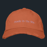 Gorra Bordada Personalizado Año Decenio Nacido Cumpleaños Cita 8<br><div class="desc">Celebra tus raíces de los 80 con esta moderna gorra de béisbol bordada con el sencillo pero audaz texto "Hecho en los 80". Con un diseño retro minimalista y color de hilo de personalizable, este tapón es perfecto para salidas informales, reuniones nostálgicas, o simplemente mostrar tu amor por todas las...</div>