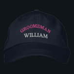 Gorra Bordada Personalizado del partido Bachelor Groomsman moder<br><div class="desc">Agregue un nombre y la función que desee jugar al boda haciendo clic en el botón "Personalizado". Esta moda y su elegante gorra son el recuerdo perfecto de una escapada memorable con sus amigos favoritos. La parte delantera de la gorra muestra una cautivadora tipografía "Groomsman" inspirada en los deportes que...</div>