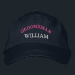 Gorra Bordada Personalizado del partido Bachelor Groomsman moder<br><div class="desc">Agregue un nombre y la función que desee jugar al boda haciendo clic en el botón "Personalizado". Esta moda y su elegante gorra son el recuerdo perfecto de una escapada memorable con sus amigos favoritos. La parte delantera de la gorra muestra una cautivadora tipografía "Groomsman" inspirada en los deportes que...</div>