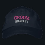 Gorra Bordada Personalizado del partido de bachillerato de Groom<br><div class="desc">Agregue un nombre y la función que desee jugar al boda haciendo clic en el botón "Personalizado". Esta moda y su elegante gorra son el recuerdo perfecto de una escapada memorable con sus amigos favoritos. La parte delantera de la gorra muestra una fascinante tipografía "Groom" de inspiración deportiva que captura...</div>