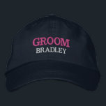 Gorra Bordada Personalizado del partido de bachillerato de Groom<br><div class="desc">Agregue un nombre y la función que desee jugar al boda haciendo clic en el botón "Personalizado". Esta moda y su elegante gorra son el recuerdo perfecto de una escapada memorable con sus amigos favoritos. La parte delantera de la gorra muestra una fascinante tipografía "Groom" de inspiración deportiva que captura...</div>