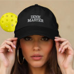 Gorra Bordada Personalizado Funny Dink Master Gigantes De Balonc<br><div class="desc">¿Buscando el regalo perfecto para los amantes del pickleball? ¡Este diseño de "Dink Master" es una manera hilarante y reflexiva de celebrar su pasión por el juego! Ya sea que sean un jugador experimentado o que recién comiencen a hacerlo, este regalo seguramente les traerá una sonrisa a la cara. El...</div>