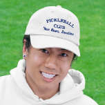 Gorra Bordada Personalizado Pickleball Team Club, jugador nombra<br><div class="desc">El gorra perfecto para los amantes del pickleball. Añade tu club,  nombre del equipo,  ubicación o fecha de ciudad/ciudad,  nombre del torneo,  etc. para crear una especie de gorra de pickleball. Ideal para hacer correspondencias entre equipos o torneos - o incluso un viaje de pickleball.</div>