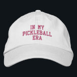 Gorra Bordada Regalo divertido y moderno de bolas de pólvora - E<br><div class="desc">Un divertido y moderno gorra de pickleball que dice "En mi era de las pelotas de pólvora". Ideal para los amantes del pickleball. Obtén un gorra para tu bolsita de pickleball. Cambiar fácilmente el texto personalizado.</div>