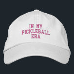 Gorra Bordada Regalo divertido y moderno de bolas de pólvora - E<br><div class="desc">Un divertido y moderno gorra de pickleball que dice "En mi era de las pelotas de pólvora". Ideal para los amantes del pickleball. Obtén un gorra para tu bolsita de pickleball. Cambiar fácilmente el texto personalizado.</div>