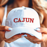 Gorra Bordada Rojo cajún sobre blanco<br><div class="desc">Un gorra oficial cajún para usar orgullosamente dentro y fuera de Luisiana.</div>