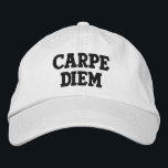 Gorra Bordada "Seize the Day" Carpe Diem (Latín)<br><div class="desc">Carpe Diem es latín para "Aprovechar el día". Recuérdese a sí mismo y a los demás que tomen cada día como una oportunidad.</div>