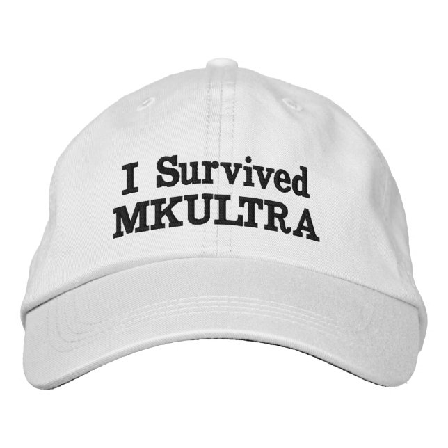 Gorra Bordada "Sobreviví a MKULTRA" (Anverso)