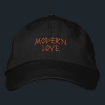 Gorra Bordada Sombrero de texto personalizado para boda de amor<br><div class="desc">Presentamos el sombrero "Amor Moderno",  un accesorio elegante y con estilo diseñado para celebrar el romance contemporáneo con un toque de elegancia. Perfecto para parejas,  fiestas de bodas y invitados. Puedes editar o cambiar el nombre de la gorra fácilmente.</div>