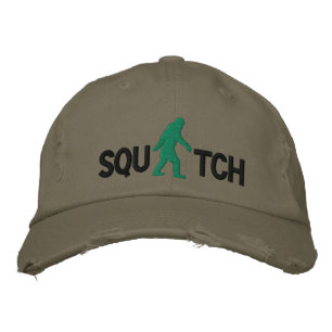Gorra Bordada Squatch con un gran logo de pie grande