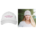 Gorra Bordada Texto de negocios rosado bordado en cápsula<br><div class="desc">Límite que puede personalizar escribiendo su nombre de negocio, ciudad o ciudad y estado. El texto será bordado en la tapa. El color del hilo es rosa. Puede incluirlo en sus productos promocionales, regalar artículos o regalos a sus clientes o clientes, una estrategia de marketing para promocionar su negocio o...</div>