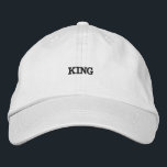 Gorra Bordada Texto intercalado sobre el suelo de algodón blanco<br><div class="desc">Atención al comando con este tapón blanco ajustable,  bordado con un texto llamativo "King". El tejido algodonero ofrece confort y estilo,  mientras que el cierre ajustable garantiza un ajuste perfecto para aquellos que buscan un toque de realeza.</div>