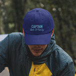 Gorra Bordada Tipografía del nombre del capitán azul<br><div class="desc">Personalice este gorro de pesca afortunado para su "Capitán" favorito. Crea tu propio diseño cambiando la palabra "Capitán". La gorra de mi bisabuelo... Cap'n Ivan. Era capitán del río Yukón a principios del siglo XX, cuando los barcos a vapor y las barcazas eran el principal medio de transporte de la...</div>
