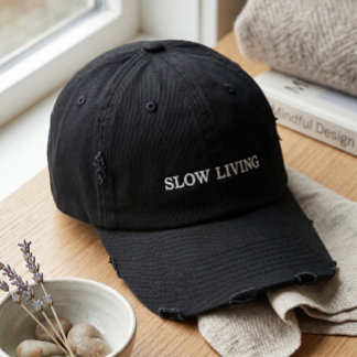 Gorra Bordada Tipografía Serif de Slow Living Vintage Distressed