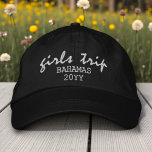 Gorra Bordada Viaje de Chicas Tipografía Moderna de Letra Person<br><div class="desc">Viaje de Chicas Tipografía Moderna de Letra Personalizada Gorra de béisbol tejida personalizada que presenta el texto simple moderno bordado "Viaje de Chicas" con su ubicación personalizada y fecha o año. Perfecto para su próximo viaje de chicas. Creado por Evco Studio www.zazzle.com/store/evcostudio</div>