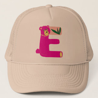 gorra con la letra "E"