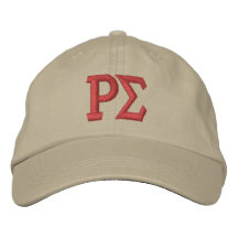 Gorra con letra bordada