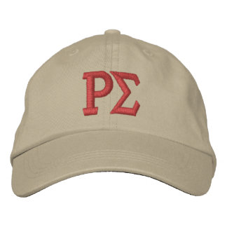 Gorra con letra bordada