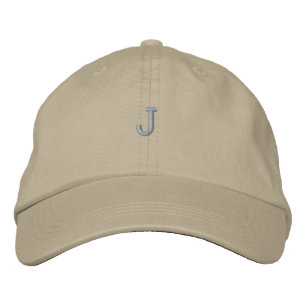 Gorra con letra inicial J impresa y bordada
