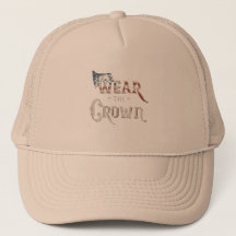 gorra con texto que lleva la corona