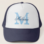 Gorra conocido personalizado del monograma para el<br><div class="desc">Gorra conocido personalizado del camionero de los azules marinos del monograma para la novia y las damas de honor. Letra inicial conocida con monograma del vintage con tipografía elegante de la escritura. Casquillos lindos del favor de banquete de boda para las huéspedes, los amigos y la familia. Haga sus los...</div>