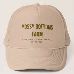 Gorra cubierto de musgo del camionero de la granja