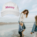 Gorra de béisbol con barro de mami rosa caliente<br><div class="desc">Tipografía rosa simple. Compra uno para la nueva mamá en tu vida.</div>