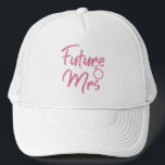 Gorra de camionera futura Sra. de color rosa<br><div class="desc">El diseño Future Mrs rosa brillante es ideal para la fiesta de despedida de soltera, la fiesta de compromiso y las sesiones de fotos. El apellido se puede cambiar fácilmente. La letra Future Mrs está disponible en 6 colores vibrantes y lujosos para que coincida con su atuendo y el tema...</div>